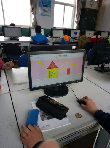 在画图中畅游信息科技世界——黄北学校四年级信息技术课侧记